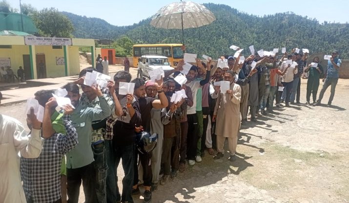 कड़ी सुरक्षा में LOC के पास मकरी: भारत का आखिरी मतदान केंद्र तैयार