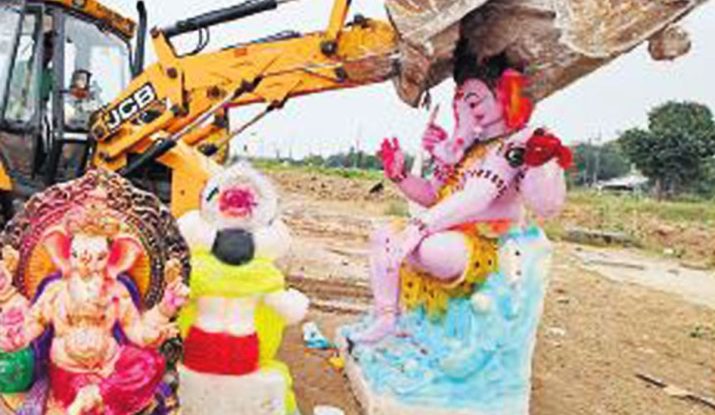 गणेश विसर्जन: श्रद्धा का संकट