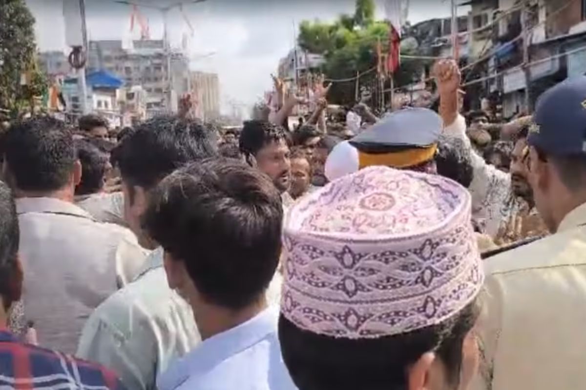 धारावी में तनाव: BMC की मस्जिद तोड़ने की कार्रवाई पर मुस्लिम समुदाय का विरोध